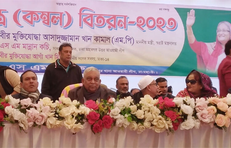 আগামী প্রজন্ম স্মার্ট বাংলাদেশ দেখবে। আর সেই রাস্তাটা আওয়ামী লীগ সরকার করে দিয়ে যাবে বলে জানিয়েছেন স্বরাষ্ট্রমন্ত্রী আসাদুজ্জামান খান কামাল। তিনি বলেন, ‘আমরা ২০০৯ সালে ডিজিটাল বাংলাদেশের ঘোষণা দিয়েছিলাম। আজ বিকেলে মিরপুর-১ নাম্বারে শীতার্তদের মাঝে কম্বল বিতরণকালে তিনি এসব কথা বলেন। ছবি: বিপ্লব দিক্ষিৎ