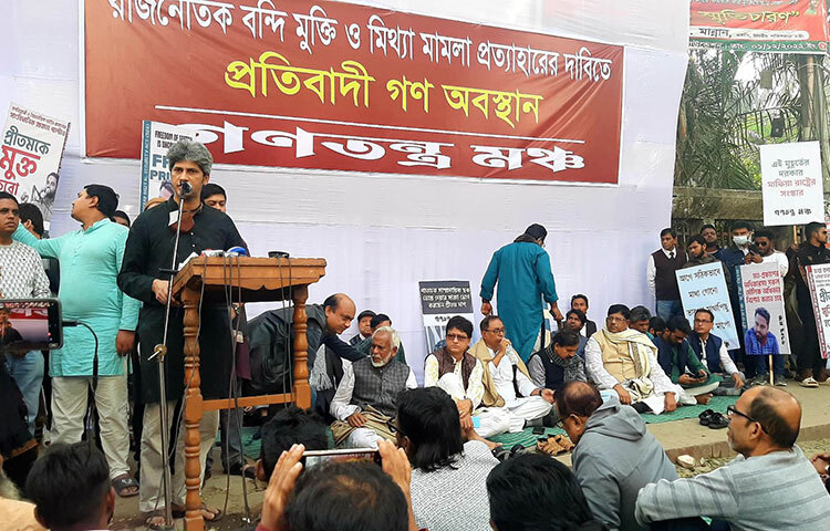 আজ দুপুরে জাতীয় প্রেস ক্লাবের সামনে গণতন্ত্র মঞ্চ আয়োজিত রাজনৈতিক বন্দীদের মুক্তি ও মিথ্যা মামলা প্রত্যাহারের দাবিতে গণঅবস্থান কর্মসূচিতে বক্তব্য রাখেন  গণসংহতি আন্দোলনের প্রধান সমন্বয়ক জোনায়েদ সাকি। ছবি: বিপ্লব দিক্ষিৎ