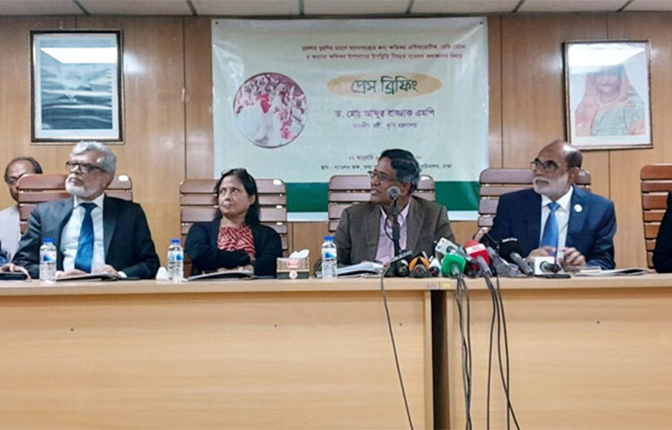 ব্রয়লার মুরগির মাংস একটি নিরাপদ খাদ্য, এ মাংস খাওয়াতে কোনো ঝুঁকি নেই বলে জানিয়েছেন কৃষিমন্ত্রী মো. আব্দুর রাজ্জাক। ব্রয়লার মুরগির মাংসে মানবস্বাস্থ্যের জন্য ক্ষতিকর অ্যান্টিবায়োটিক, হেভি মেটাল ও অন্যান্য উপাদানের উপস্থিতি রয়েছে কি না, তা জানতে পরিচালিত গবেষণায় প্রাপ্ত ফলাফল প্রকাশের সংবাদ সম্মেলনে কৃষিমন্ত্রী এ কথা জানান। আজ সচিবালয়ে তথ্য অধিদপ্তরের সম্মেলন কক্ষে এ সংবাদ সম্মেলন হয়। ছবি: বিপ্লব দিক্ষিৎ