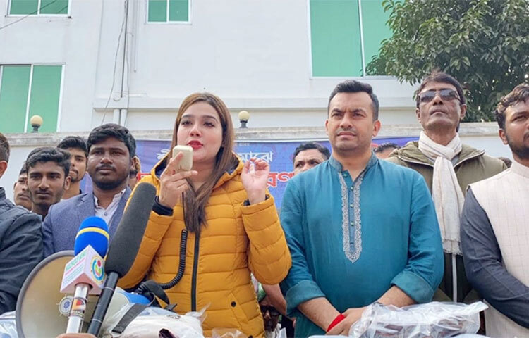 চাঁপাইনবাবগঞ্জের গোমস্তাপুর উপজেলায় ৫০০ অসহায় ও হতদরিদ্রের মাঝে কম্বল বিতরণ করেছেন ঢাকায় সিনেমার জনপ্রিয় নায়িকা মাহিয়া মাহি। আজ বিকেলে উপজেলার রংপুর স্কুলে আলহাজ সামসুদ্দিন সরকার মেমোরিয়াল ফাউন্ডেশনের উদ্যোগে এ কম্বল বিতরণ করেন তিনি। ছবি: সোহান মাহমুদ