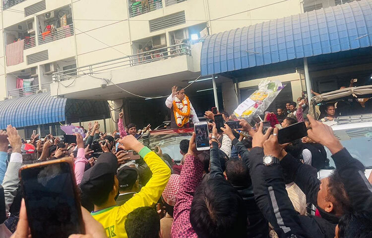 দুর্নীতির মামলায় ১০ বছরের দণ্ডপ্রাপ্ত আওয়ামী লীগের সংসদ সদস্য হাজী মোহাম্মদ সেলিম জামিনে মুক্তি পেয়েছেন। আজ দুপুরে বঙ্গবন্ধু শেখ মুজিব মেডিক্যাল বিশ্ববিদ্যালয়ের (বিএসএমএমইউ) প্রিজন সেল থেকে মুক্তি পান তিনি। ছবি: বিপ্লব দিক্ষিৎ