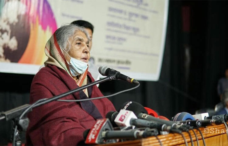 বাঙালির প্রতি অগাধ বিশ্বাস ও ভালোবাসাই বঙ্গবন্ধু শেখ মুজিবুর রহমানের জন্য কাল হয়ে দাঁড়িয়েছিল বলে মন্তব্য করেছেন আওয়ামী লীগের প্রেসিডিয়াম সদস্য ও সংসদ উপনেতা মতিয়া চৌধুরী। আজ সকাল ১০টায় ঢাকা বিশ্ববিদ্যালয়ের (ঢাবি) শিক্ষক-ছাত্র মিলনায়তনে বঙ্গবন্ধুর স্বদেশ প্রত্যাবর্তন দিবস উপলক্ষে আলোচনা সভায় প্রধান অতিথির বক্তব্যে তিনি এসব কথা বলেন। ছবি: মাহবুব আলম