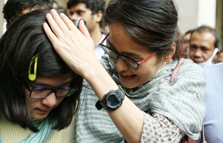 দুই মেয়েকে জিম্মায় পেতে আইনি লড়াই করছেন বাবা-মা। শেষপর্যন্ত মায়ের কাছেই থাকছে এই দুই শিশু। আজ দুপুরে এ বিষয়ে রায় ঘোষণা করেন ঢাকার দ্বিতীয় অতিরিক্ত সহকারী জজ ও পারিবারিক আদালতের বিচারক দুরদানা রহমান। আদালত মনে করছেন, মায়ের জিম্মায় থাকলে শিশুদের মঙ্গল হবে। ছবি: মাহবুব আলম