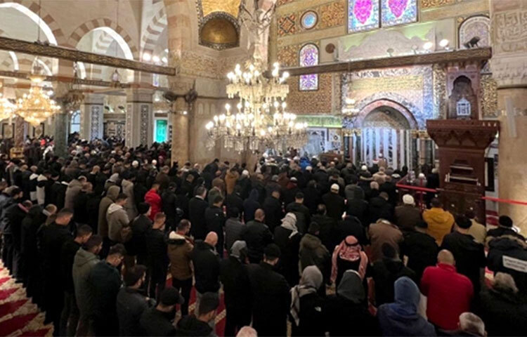 তুরস্ক-সিরিয়ায় ভয়াবহ ভূমিকম্পে নিহতদের স্মরণে আল-আকসা মসজিদে গায়েবানা জানাজা আদায় করেছেন ফিলিস্তিনিরা। সোমবার ইসলাম ধর্মের তৃতীয় পবিত্রতম মসজিদটিতে নামাজ পড়েছেন কয়েকশ মুসল্লি। তুর্কি বার্তা সংস্থা আনাদোলু এজেন্সি এ তথ্য জানিয়েছে। ছবি: সংগৃহীত