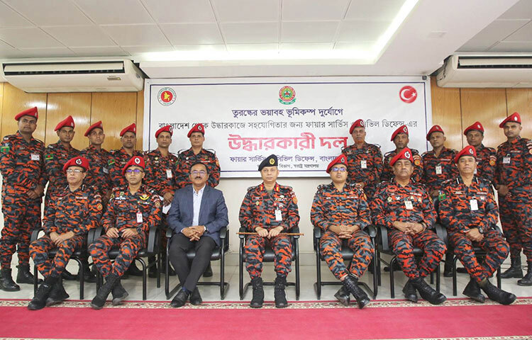 তুরস্কের মতো বাংলাদেশে বড় কোনো ভূমিকম্প হলে মাটির নিচে সুয়ারেজ লাইনের গ্যাস ও বিদ্যুতের কারণে জীবননাশের বড় হুমকি রয়েছে বলে জানিয়েছেন ফায়ার সার্ভিস অ্যান্ড সিভিল ডিফেন্সের মহাপরিচালক মো. মাইন উদ্দিন। আজ ফায়ার সার্ভিস সদরদপ্তরে আয়োজিত সংবাদ সম্মেলনে এসব কথা বলেন তিনি। ছবি: বিপ্লব দিক্ষিৎ