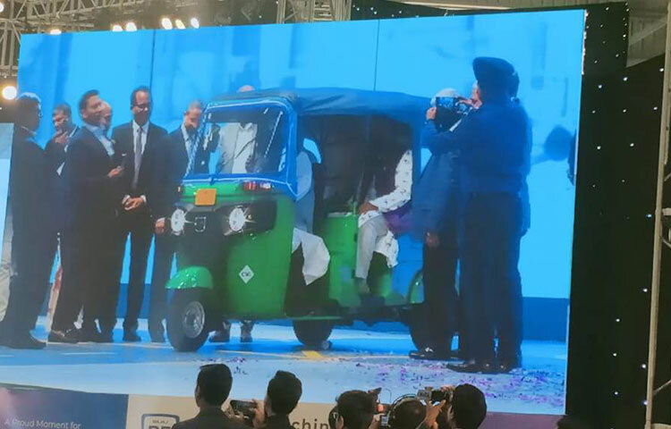 ‘যাত্রী’ নিয়ে সিএনজিচালিত থ্রি-হুইলার (অটোরিকশা) চালালেন প্রধানমন্ত্রীর বেসরকারি শিল্প ও বিনিয়োগ উপদেষ্টা সালমান এফ রহমান। ভালুকায় রানার অটোমোবাইলস পিএলসি ম্যানুফ্যাকচারিং কারখানায় প্রাঙ্গণে থ্রি-হুইলার উৎপাদন প্ল্যান্টের উদ্বোধনী অনুষ্ঠানে তিনি কিছু সময়ের জন্য চালকের আসনে বসেন সালমান এফ রহমান। ছবি: জাগো নিউজ