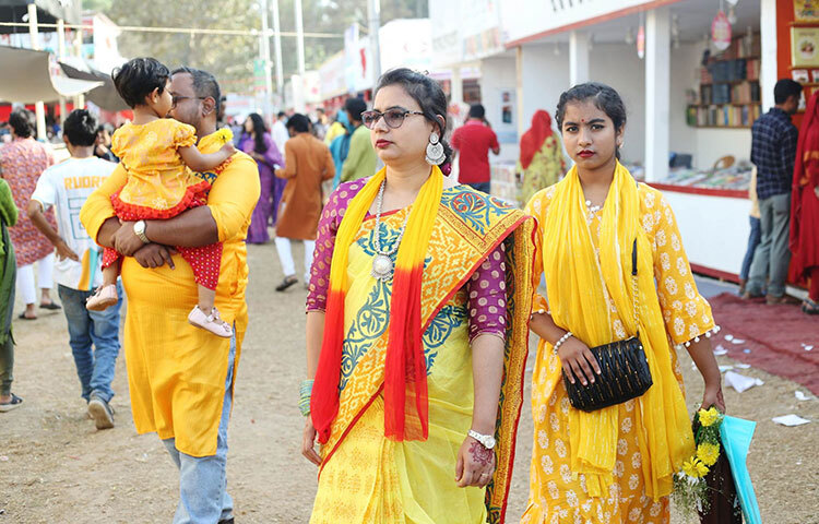 ফাগুনের সাজে আজ বইমেলায় এসেছেন বইপ্রেমীরা। আগামীকাল ফাল্গুন মাস শুরু। তাই আজই সাবার এমন ফাগুন সাজ। ছবি: বিপ্লব দিক্ষিৎ