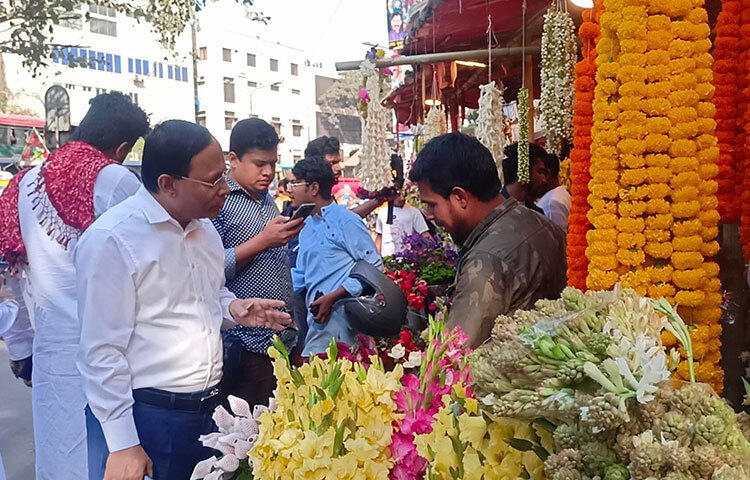 বসন্তের প্রথম দিন ও ভালোবাসা দিবসের কারণে আজ রাজধানীর শাহবাগের ফুলের দোকানে উপচেপড়া ভিড় দেখা গেছে। বিপ্লব দিক্ষিৎ