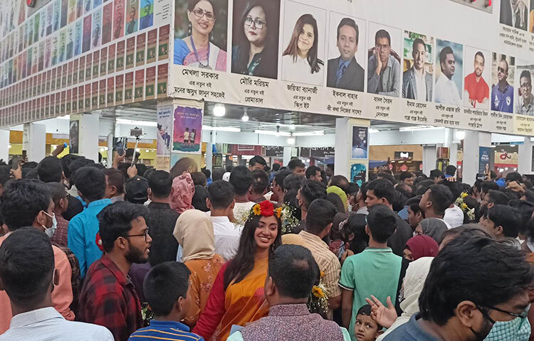 ছুটির দিনে আজ অমর একুশে বইমেলায় পাঠকের ঢল নেমেছে। বিভিন্ন শ্রেণির পাঠক-দর্শক মেলায় ছুটে এসেছেন। ছবি: বিপ্লব দিক্ষিৎ
