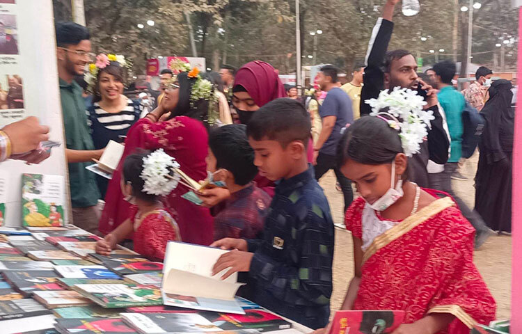 বইমেলায় আসতে পেরে ভীষণ আনন্দিত খুদে পাঠকরা। প্রিয় বই সংগ্রহ করে তারা সারা বছর পাঠ্য বইয়ের পাশাপাশি এই বই পড়ে। ছবি: বিপ্লব দিক্ষিৎ
