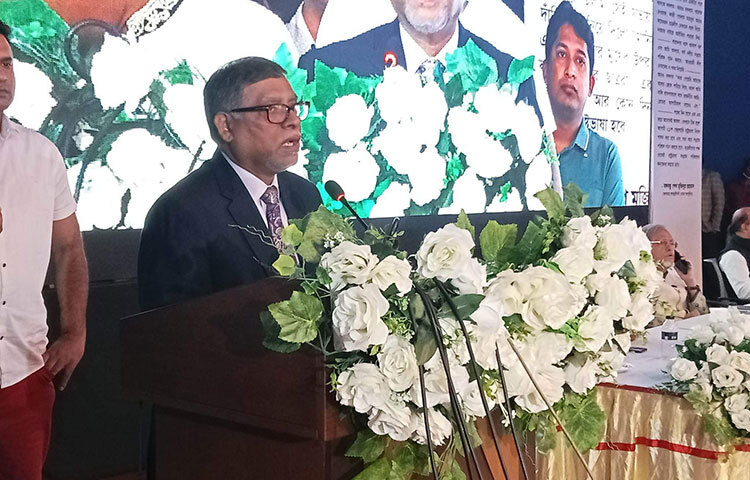 হাসপাতালে রোগীদের সেবাদানে নার্সদের আরও সতর্ক হওয়া উচিত বলে উল্লেখ করেছেন স্বাস্থ্য ও পরিবারকল্যাণ মন্ত্রী জাহিদ মালেক। তিনি বলেছেন, রোগীদের দেখার দায়িত্ব অ্যাটেন্ডারদের নয়, নার্সদের। কিন্তু মাঠ পর্যায়ে আমরা অনেকটা বিপরীত চিত্র দেখতে পেরেছি। আজ রাজধানীর মিন্টু রোডে বঙ্গমাতা শেখ ফজিলাতুন্নেছা মুজিব কনভেনশন হলে স্বাধীনতা চিকিৎসক পরিষদ (স্বাচিপ) আয়োজিত ভাষা আন্দোলনের তাৎপর্য বিষয়ক আলোচনা সভায় প্রধান অতিথির বক্তব্যে তিনি এসব কথা বলেন। ছবি: জাগো নিউজ