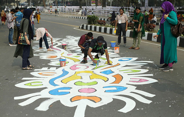 একুশে ফেব্রুয়ারি ঘিরে কেন্দ্রীয় শহীদ মিনারে চলছে রং-তুলির শিল্পীদের ব্যস্ততা। পাকিস্তানী বর্বর শাসকদের অত্যাচার, নির্যাতন আর বঞ্চনার চিত্র ফুটে উঠছে তুলির আঁচরে। শহীদ মিনার ও এর আশপাশের এলাকার দেওয়ালগুলোতে আঁকা হয়েছে বাঙালির মাতৃভাষা বাংলা বর্ণমালাসহ পৃথিবীর বিভিন্ন ভাষার বর্ণমালা। ছবি: মাহবুব আলম