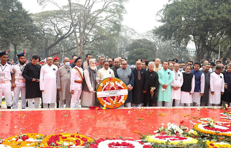মহান শহীদ দিবস ও আন্তর্জাতিক মাতৃভাষা দিবস উপলক্ষে ভাষাশহীদদের সমাধিতে ফুলেল শ্রদ্ধা নিবেদন করেছে বিভিন্ন রাজনৈকি দলের নেতারা। ছবি: জাগো নিউজ