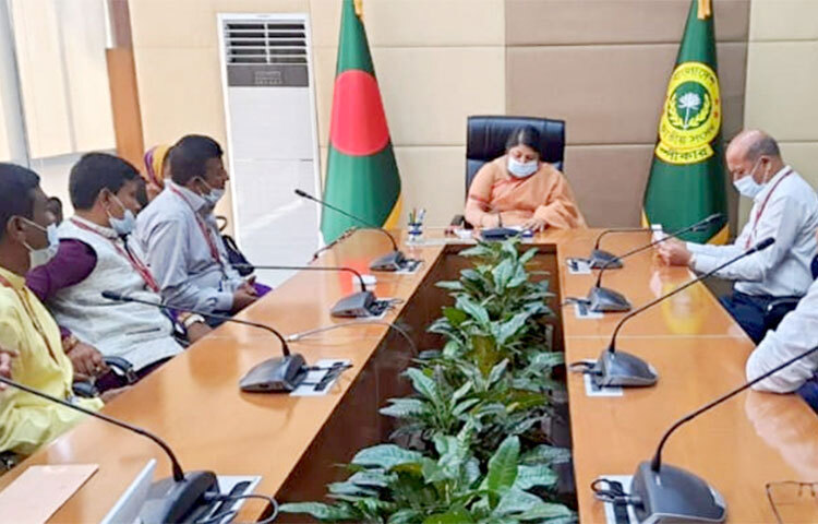 জাতীয় সংসদের স্পিকার ড. শিরীন শারমিন চৌধুরী বলেছেন, প্রধানমন্ত্রী শেখ হাসিনা দেশের সার্বিক উন্নয়নের লক্ষ্যে তথ্যপ্রযুক্তিভিত্তিক আধুনিক শিক্ষার প্রসারে যুগোপযোগী পদক্ষেপ নিয়েছেন। আজ স্পিকারের সঙ্গে তার সংসদ ভবনস্থ কার্যালয়ে সাক্ষাৎ করতে আসেন রংপুরের পীরগঞ্জ উপজেলা শিক্ষক সমিতির নবনির্বাচিত নেতারা। এসময় তিনি এ কথা বলেন। ছবি: জাগো নিউজ