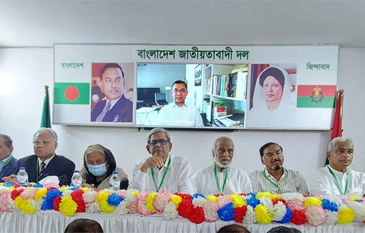 বিদ্যুৎ খাতে দুর্নীতির ফলে যে ব্যয় বেড়েছে, সেই ঘাটতি মেটাতে সরকার বারবার বিদ্যুতের দাম বাড়াচ্ছে বলে মন্তব্য করেছেন বিএনপি মহাসচিব মির্জা ফখরুল ইসলাম আলমগীর। আজ বিকেলে গুলশানে দলের চেয়ারপারসনের কার্যালয়ে ইউনিয়ন পর্যায়ের নেতাদের সঙ্গে মতবিনিময় সভায় তিনি এসব কথা বলেন। ছবি: বিপ্লব দিক্ষিৎ