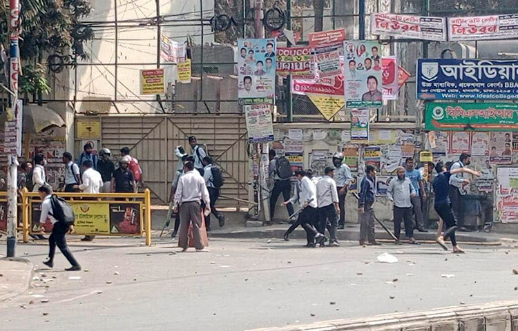 রাজধানীর ঢাকা কলেজ এবং আইডিয়াল কলেজ শিক্ষার্থীদের মধ্যে সংঘর্ষ হয়েছে। এতে আহত হয়েছেন চার শিক্ষার্থী। আজ দুপুর দেড়টার দিকে গ্রিনরোডে এই সংঘর্ষ হয়। সংঘর্ষ চলার সময় সায়েন্স ল্যাবরেটরিসহ আশপাশের এলাকায় যান চলাচল বন্ধ হয়ে যায়। তবে এক ঘণ্টা পর স্বাভাবিক হয় পরিস্থিতি। ছবি: বিপ্লব দিক্ষিৎ