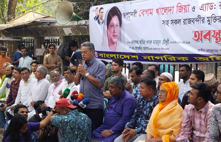 বিগত ১২ বছরের গুম-খুন ও দুর্নীতির মামলা হলে আওয়ামী লীগের কেউ নির্বাচনে অংশ নিতে পারবেন না বলে মন্তব্য করেছেন বিএনপির স্থায়ী কমিটির সদস্য আমীর খসরু মাহমুদ চৌধুরী। তিনি বলেন, এসব মামলায় আওয়ামী লীগ নেতাদের জেলেও যেতে হবে। আজ সকালে জাতীয় প্রেস ক্লাবের সামনে এক অবস্থান কর্মসূচিতে এই এ কথা বলেন তিনি। খালেদা জিয়াসহ সব রাজবন্দীর মুক্তির দাবিতে এই কর্মসূচি হয়। ছবি: বিপ্লব দিক্ষিৎ