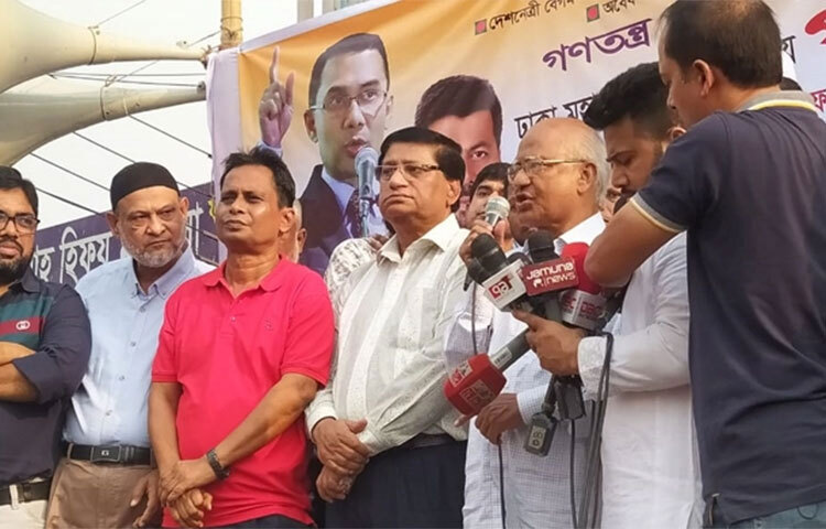 ক্ষমতাসীনরা দেশের সম্পদ পাচার করে অর্থনীতিকে ধ্বংস করে ফেলেছে মন্তব্য করে বিএনপির স্থায়ী কমিটির সদস্য ড. খন্দকার মোশাররফ হোসেন বলেছেন, মধ্যবিত্ত গরিব হয়ে গেছে। আজ রাজধানীর যাত্রাবাড়ী ডেমরা রোডে নবী টাওয়ারের সামনে আয়োজিত পদযাত্রা কর্মসূচির আগে এক সংক্ষিপ্ত সমাবেশে এ কথা বলেন তিনি। ছবি: জাগো নিউজ