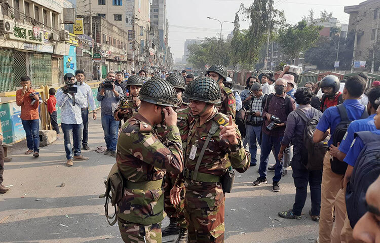 রাজধানীর সায়েন্সল্যাব এলাকায় তিনতলা ভবনে বিস্ফোরণের ঘটনাস্থলে এসেছে বাংলাদেশ সেনাবাহিনীর সিডিআরটি ও বোম্ব ডিসপোজাল ইউনিট। ছবি: বিপ্লব দিক্ষিৎ