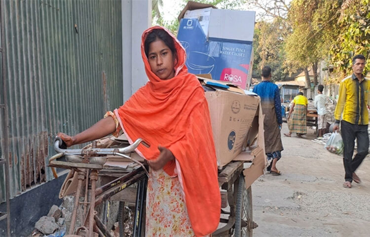 শাবনূরের বয়স মাত্র বাইশ। কৈশোর পেরোনোর আগেই দেখেছেন সন্তানের মুখ। সাত বছর আগে হারিয়েছেন স্বামীকে। কখনো খেয়ে, কখনো না খেয়ে জীবনযুদ্ধে লড়াই করে চলেছেন তিনি। সকাল থেকে সন্ধ্যা পর্যন্ত শহরের অলিগলি থেকে পরিত্যক্ত প্লাস্টিক ও লৌহদ্রব্য কুড়িয়ে ভাঙারির দোকানে বিক্রি করে যে আয় হয় তা দিয়েই চলছে সংসার। ছবি: নাসিম উদ্দিন