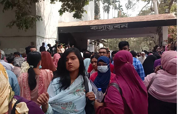 আজ এমবিবিএস ভর্তি পরীক্ষায় ঢাকা বিশ্ববিদ্যালয়ের কলা ভবনের পরীক্ষার্থীদের ভিড় দেখা গেছে। ছবি: বিপ্লব দিক্ষিৎ