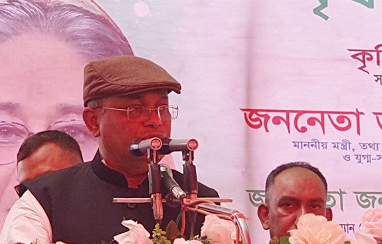 প্রধানমন্ত্রী শেখ হাসিনার নেতৃত্বে পাহাড়-সমতলে আমূল পরিবর্তন হয়েছে উল্লেখ করে তথ্য ও সম্প্রচারমন্ত্রী ড. হাছান মাহমুদ বলেছেন, বিএনপির পলাতক নেতা তারেক রহমানের দেশের পরিবর্তন সহ্য হচ্ছে না। খালেদা জিয়ার অন্তর জ্বলে যাচ্ছে আর মির্জা ফখরুল বকবক করছেন। আজ দুপুরে খাগড়াছড়ি জেলা কৃষক লীগের ত্রিবার্ষিক সম্মেলনে প্রধান অতিথির বক্তব্য তিনি একথা বলেন। ছবি: মুজিবুর রহমান ভুইয়া