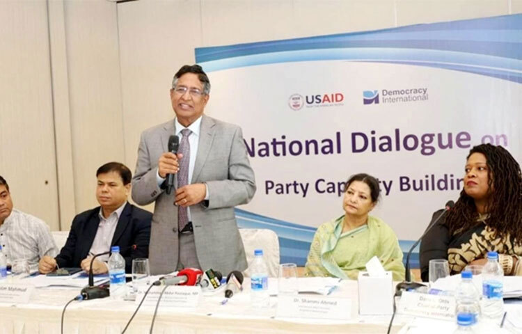 বিএনপির ভেতরে-বাইরে কোথাও গণতন্ত্রের চর্চা নেই বলে মন্তব্য করেছেন কৃষিমন্ত্রী ও আওয়ামী লীগের প্রেসিডিয়াম সদস্য ড. মো. আব্দুর রাজ্জাক। আজ সকালে রাজধানীর হোটেল শেরাটনে ডেমোক্রেসি ইন্টারন্যাশনাল আয়োজিত রাজনৈতিক দলের সক্ষমতা বৃদ্ধিবিষয়ক জাতীয় সংলাপে তিনি এসব কথা বলেন। ছবি: বিপ্লব দিক্ষিৎ