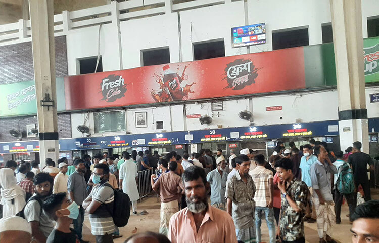 রাজধানীর কমলাপুর রেল স্টেশনে গিয়েও দেখা গেছে ঈদে ঘরমুখো যাত্রীদের উপচেপড়া ভিড়। ছবি: বিপ্লব দিক্ষিৎ