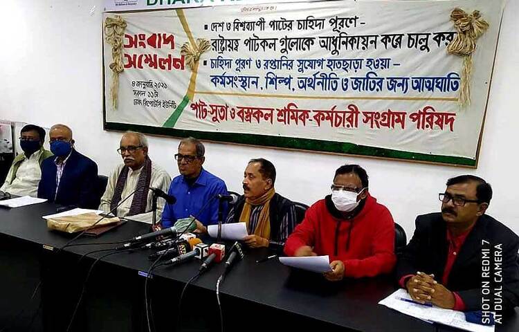 আজ রাজধানীর রিপোটার্স ইউনিটিতে বিভিন্ন দাবি নিয়ে সংবাদ সম্মেলন করেছে পাট সুতা ও বস্ত্রকল শ্রমিক কর্মচারী সংগ্রাম পরিষদ। ছবি: জাগো নিউজ