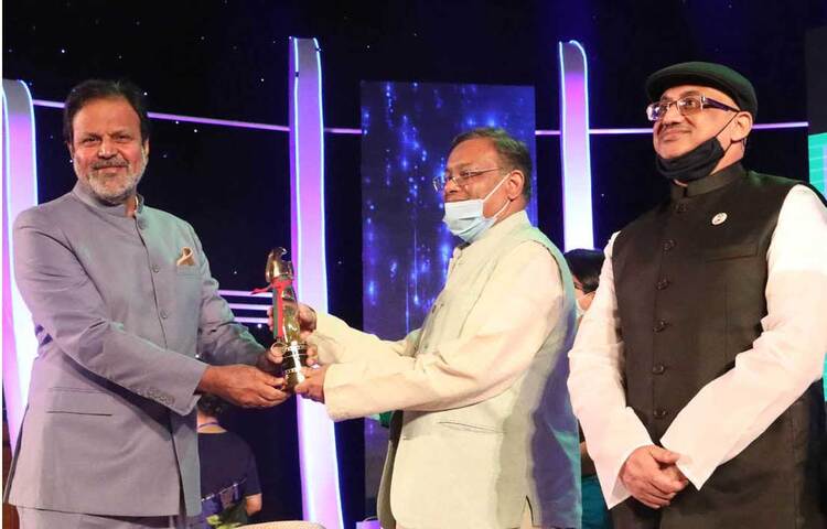 শ্রেষ্ঠ অভিনেতার পুরস্কার নিচ্ছেন তারিক আনাম খান। ছবি: সংগৃহীত