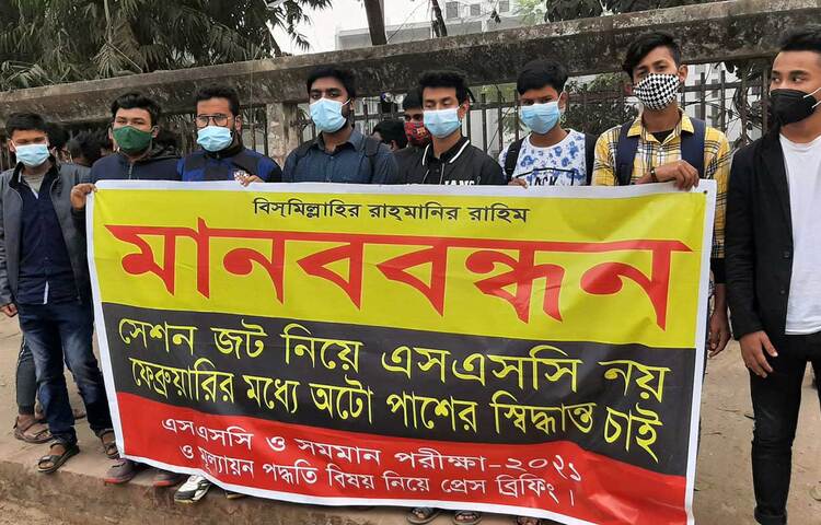 ২০২০-২১ শিক্ষাবর্ষে এসএসসি সমমানের পরীক্ষা না নিয়ে পূর্বের পিএসসি ও জেএসসির ফলাফল মূল্যায়ন করে অটোপাসের দাবিতে রাজধানীতে মানববন্ধন হয়েছে। আজ জাতীয় প্রেস ক্লাবের সামনে রাজধানীর বিভিন্ন স্কুল থেকে আগত অর্ধশতাধিক শিক্ষার্থী এ দাবি জানান। ছবি: জাগো নিউজ