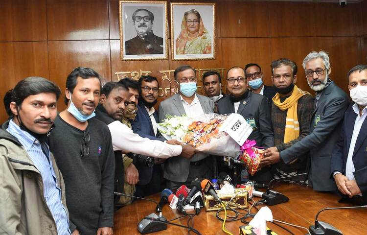 তথ্যমন্ত্রী ড. হাছান মাহমুদকে ফুল দিয়ে শুভেচ্ছা জানাচ্ছেন বাংলাদেশে ফটো জার্নালিস্ট এসোসিয়েশনের নবনির্বাচিত সদস্যবৃন্দ। ছবি: পিআইডি