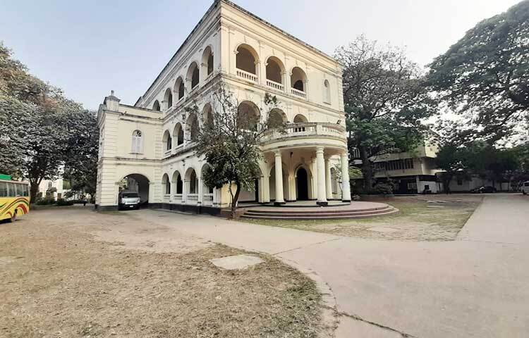 শুরু হয়েছে ভাষার মাস ফেব্রুয়ারি। ফেব্রুয়ারি মানেই বইমেলা। করোনার কারণে এ বছর ফেব্রুয়ারিতে বইমেলা হচ্ছে না। প্রতি বছর আজকের দিনে বাংলা একাডেমির এই স্থান বইপ্রেমীদের পদচারণায় মুখরিত থাকে। অথচ আজ জনশূন্য। ছবি: জাগো নিউজ