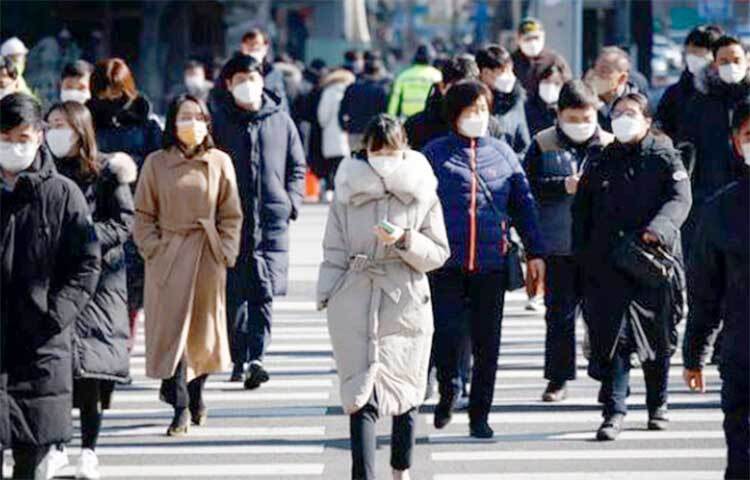 দক্ষিণ কোরিয়ায় রাজধানী সিউলের বাইরে পাঁচ লাখের বেশি রেস্টুরেন্ট এবং অন্যান্য ব্যবসা প্রতিষ্ঠানের ওপর কারফিউ শিথিল করা হয়েছে। আজ থেকে নতুন এই নির্দেশনা কার্যকর হয়েছে। আগে যে নিষেধাজ্ঞা জারি ছিল তার বাইরে এখন বিভিন্ন রেস্টুরেন্ট এবং ব্যবসা প্রতিষ্ঠান আরও এক ঘণ্টা বেশি চালু রাখার সুযোগ পাচ্ছে। ছবি: সংগৃহীত