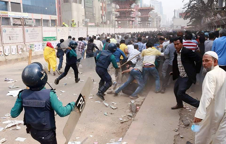 বিএনপির প্রতিষ্ঠাতা প্রয়াত রাষ্ট্রপতি জিয়াউর রহমানের রাষ্ট্রীয় খেতাব ‘বীর উত্তম’ বাতিলে সরকারের উদ্যোগের প্রতিবাদে আয়োজিত বিক্ষোভ সমাবেশে হট্টগোল বেধেছে। পরিস্থিতি সামলাতে দলটির নেতাকর্মীদের ওপর লাঠিচার্জ করে পুলিশ। এসময় বিএনপি নেতাকর্মীরাও পুলিশকে লক্ষ্য করে ইটপাটকেল নিক্ষেপ করেন। ছবি: জাগো নিউজ