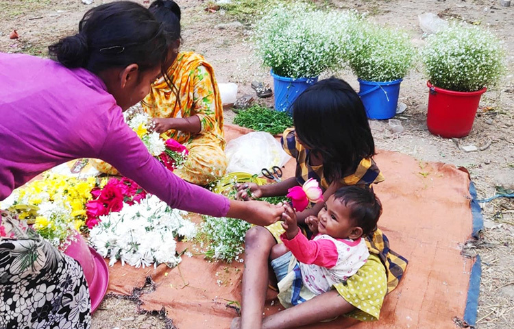 সবাই যখন ভালোবাসা দিবস ও বসন্ত উৎসবে মেতেছেন তখন পথশিশুরা জীবন জীবিকার প্রয়োজনে বিক্রির জন্য ফুল সাজাচ্ছেন। ছবি: মাহবুব আলম