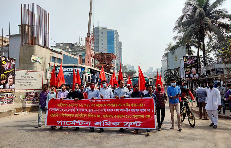 শ্রম আইনের ২৩, ২৬, ২৭ (৩ক), ১৭৯ (২,৫), ১৮০ (১খ) ও ২৩২ (৩) নম্বর শ্রমিক স্বার্থবিরোধী ধারাগুলো বাতিলের দাবিতে মানববন্ধন ও বিক্ষোভ মিছিল করেছে ‘গার্মেন্টস শ্রমিক ফ্রন্ট’। আজ জাতীয় প্রেসক্লাবের সামনে এ মানববন্ধন ও বিক্ষোভ মিছিল করে ‘গার্মেন্টস শ্রমিক ফ্রন্ট’ সংগঠনের সদস্যরা। ছবি: সংগৃহীত