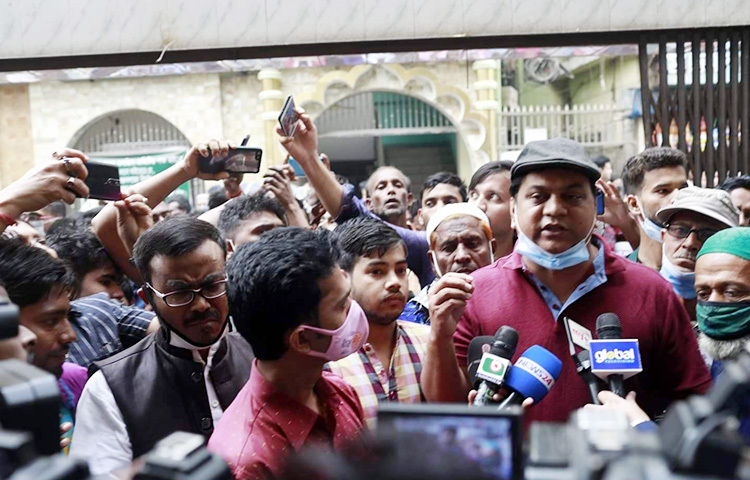 বরেণ্য অভিনেতা এটিএম শামসুজ্জামানের মৃত্যুতে গণমাধ্যমের কাছে শোক প্রকাশ করছেন অভিনেতা মীর সাব্বির। ছবি: জাগো নিউজ