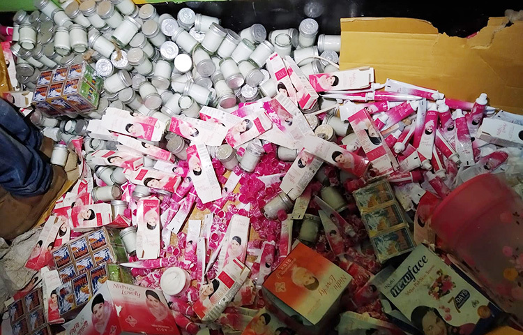 রাজধানীর চকবাজারসহ সারাদেশে বিভিন্ন ব্র্যান্ডের নকল কসমেটিকম সরবরাহ করতো এই প্রতিষ্ঠান। ছোট্ট একটি বাসায় ঘণ্টায় তৈরি হয় কয়েক হাজার পিস রঙ ফর্সাকারী ক্রিম। তিব্বত, নোভা, ফেয়ার অ্যান্ড লাভলির আদলে নিধি অ্যান্ড লাভলি, এমনকি ভারতের বহু নামিদামি রঙ ফর্সাকারী ব্র্যান্ডের নকল ক্রিম তৈরি হতো এখানে। ছবি: জাগো নিউজ