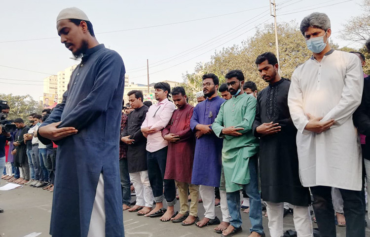 ডিজিটাল নিরাপত্তা আইনের মামলায় কারাবন্দি অবস্থায় মারা যাওয়া লেখক মুশতাক আহমেদের গায়েবানা জানাজা অনুষ্ঠিত হয়েছে আজ বিকেলে রাজধানীর শাহবাগে জাতীয় জাদুঘরের সামনে জানাজায় ইমামতি করেন ঢাকা বিশ্ববিদ্যালয় কেন্দ্রীয় ছাত্র সংসদের (ডাকসু) সদ্য সাবেক সমাজসেবা সম্পাদক আখতার হোসেন। ছবি: মাহবুব আলম