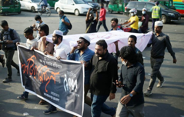 লেখক মুশতাকসহ সকল গুম-খুন-হত্যার প্রতিবাদে রাজধানীতে খাটিয়া মিছিল ও সমাবেশ অনুষ্ঠিত হয়েছে। আজ ঢাকা বিশ্ববিদ্যালয়ের রাজু ভাস্কর্যের সামনে ‘বাংলাদেশের জনগণ’ ব্যানারে এসব কর্মসূচি পালন করা হয়। মাহবুব আলম