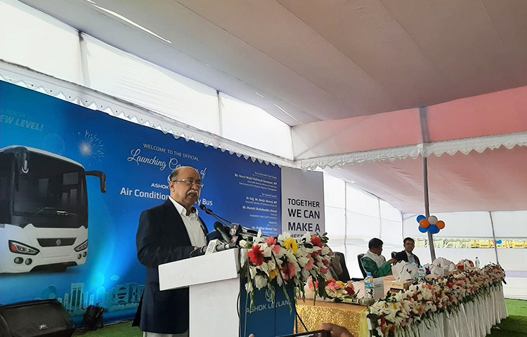 সাভারের ধামরাইয়ে ঢাকা-আরিচা মহাসড়কের পাশে ইফাদের নিজস্ব কারখানায় এসি, নন-এসি লাক্সারি বাস তৈরি কার্যক্রমের উদ্বোধনী অনুষ্ঠানে প্রধান অতিথি হিসেবে উপস্থিত ছিলেন শিল্পমন্ত্রী নূরুল মজিদ মাহমুদ হুমায়ূন। ছবি: জাগো নিউজ