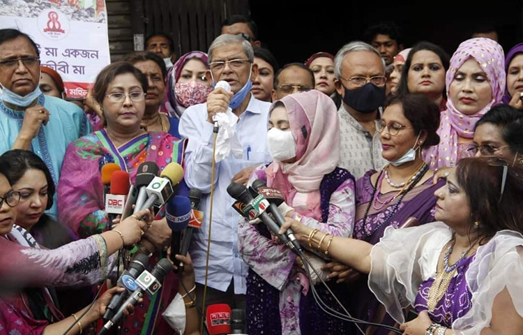 নারী দিবস উপলক্ষে রাজধানীর নয়াপল্টনে শোভাযাত্রা করেছে জাতীয়তাবাদী মহিলা দল। এর আগে সংক্ষিপ্ত সমাবেশে প্রধান অতিথি হিসেবে বক্তব্য রাখেন দলটির মহাসচিব মির্জা ফখরুল ইসলাম আলমগীর। ছবি: জাগো নিউজ