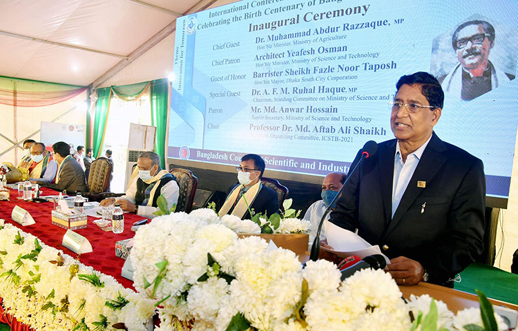 বঙ্গবন্ধুর জন্মশতবার্ষিকী উদযাপন উপলক্ষে বিজ্ঞান ও প্রযুক্তি বিষয়ক আন্তর্জাতিক কনফারেন্স শুরু হয়েছে। বাংলাদেশ বিজ্ঞান ও শিল্প গবেষণা পরিষদে (বিসিএসআইআর) শনিবার পর্যন্ত তিনদিনব্যাপী আন্তর্জাতিক সম্মেলন চলবে। আজ সকালে কৃষিমন্ত্রী ড. আবদুর রাজ্জাক প্রধান অতিথি হিসেবে উপস্থিত থেকে রাজধানীর সায়েন্স ল্যাবরেটরিতে এ সম্মেলন আনুষ্ঠানিকভাবে উদ্বোধন করেন। ছবি: জাগো নিউজ