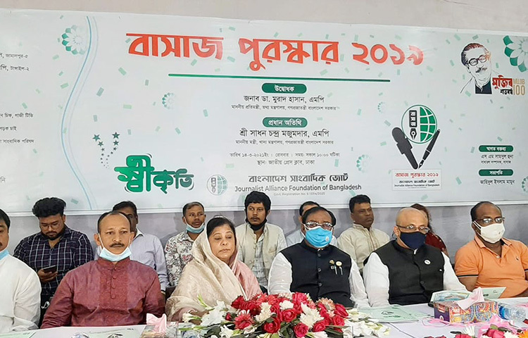 জাতীয় প্রেস ক্লাবের বাংলাদেশ সাংবাদিক জোট আয়োজিত ‘বাসাজ পুরস্কার ২০১৯’ সম্মাননা প্রদান অনুষ্ঠানে প্রধান অতিথির বক্তব্য রাখেন খাদ্যমন্ত্রী সাধন চন্দ্র মজুমদার। ছবি: জাগো নিউজ