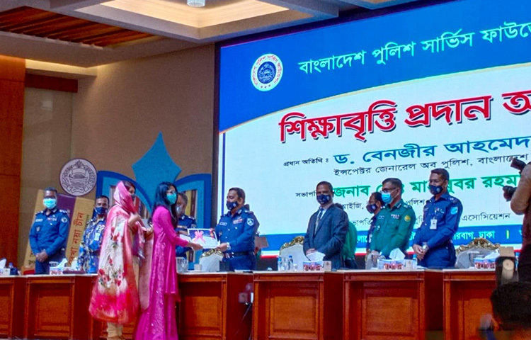 আজ দুপুরে রাজারবাগ পুলিশ অডিটোরিয়ামে বাংলাদেশ পুলিশ সার্ভিস ফাউন্ডেশন শিক্ষাবৃত্তি-২০২০ প্রদান অনুষ্ঠানে প্রধান অতিথি হিসেবে উপস্থিত ছিলেন পুলিশ মহাপরিদর্শক বেনজীর আহমেদ। ছবি: জাগো নিউজ