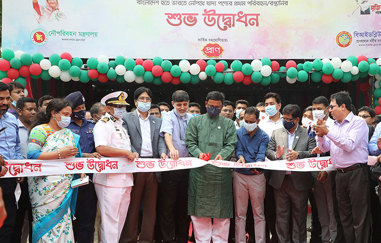 বাংলাদেশ থেকে ভারতে নৌপথে খাদ্যপণ্য পাঠানো উদ্যোগ গ্রহণ করে বাংলাদেশ অভ্যন্তরীণ নৌ-পরিবহন কর্তৃপক্ষ-বিআইডব্লিউটিএ। নিজেদের পণ্য পাঠানোর মাধ্যমে এ সুযোগটি গ্রহণ করে দেশের শীর্ষস্থানীয় শিল্পপ্রতিষ্ঠান প্রাণ-আরএফএল 
গ্রুপ। ছবি: জাগো নিউজ