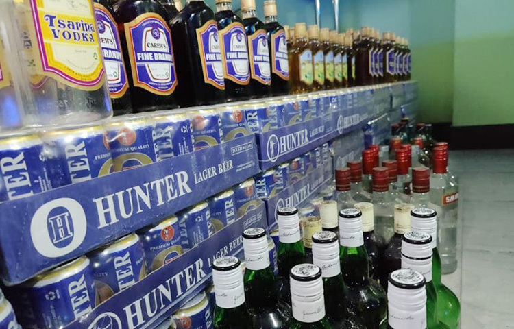 রাজধানীতে আইরিশ পাব অ্যান্ড রেস্টুরেন্টে অভিযান চালিয়ে বিপুল পরিমাণ বিদেশি মদসহ ৬৫টি ওয়াকিটকি জব্দ করেছে শুল্ক গোয়েন্দা ও তদন্ত অধিদফতর। এছাড়াও বিপুল পরিমাণ ইলেকট্রনিক সামগ্রী জব্দ করা হয়েছে। ছবি: জাগো নিউজ