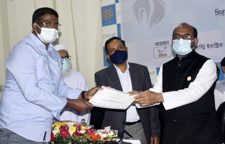 পোলট্রি শিল্পের সমস্যা ও সম্ভাবনা নিয়ে প্রতিবেদনের জন্য পুরস্কৃত হয়েছেন দেশের জনপ্রিয় অনলাইন নিউজ পোর্টাল জাগো নিউজের বিশেষ সংবাদদাতা মনিরুজ্জামান উজ্জ্বল। ছবি: জাগো নিউজ