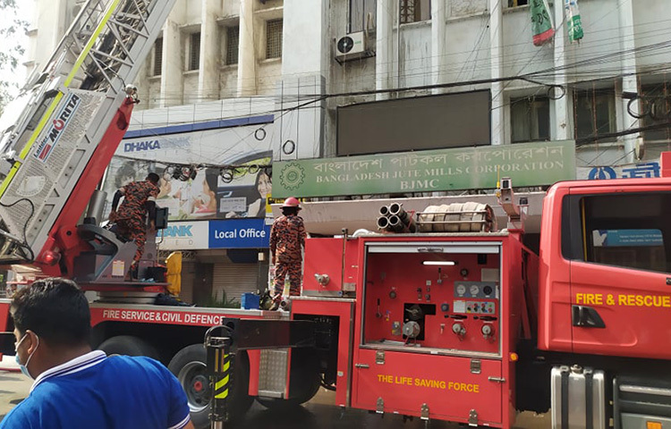 ফায়ার সার্ভিসের ডিউটি অফিসার লিমা খানম জাগো নিউজকে বলেন, ‘প্রাথমিকভাবে পাটকল করপোরেশন ভবনে আগুন লাগার কারণ ও ক্ষয়ক্ষতির পরিমাণ জানা যায়নি।’ ছবি: বিপ্লব দিক্ষিৎ